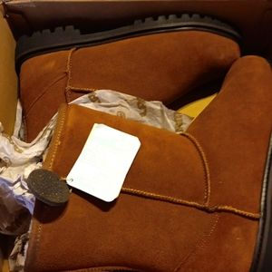 Men's 10 or ladies 11 Lamo suede boots